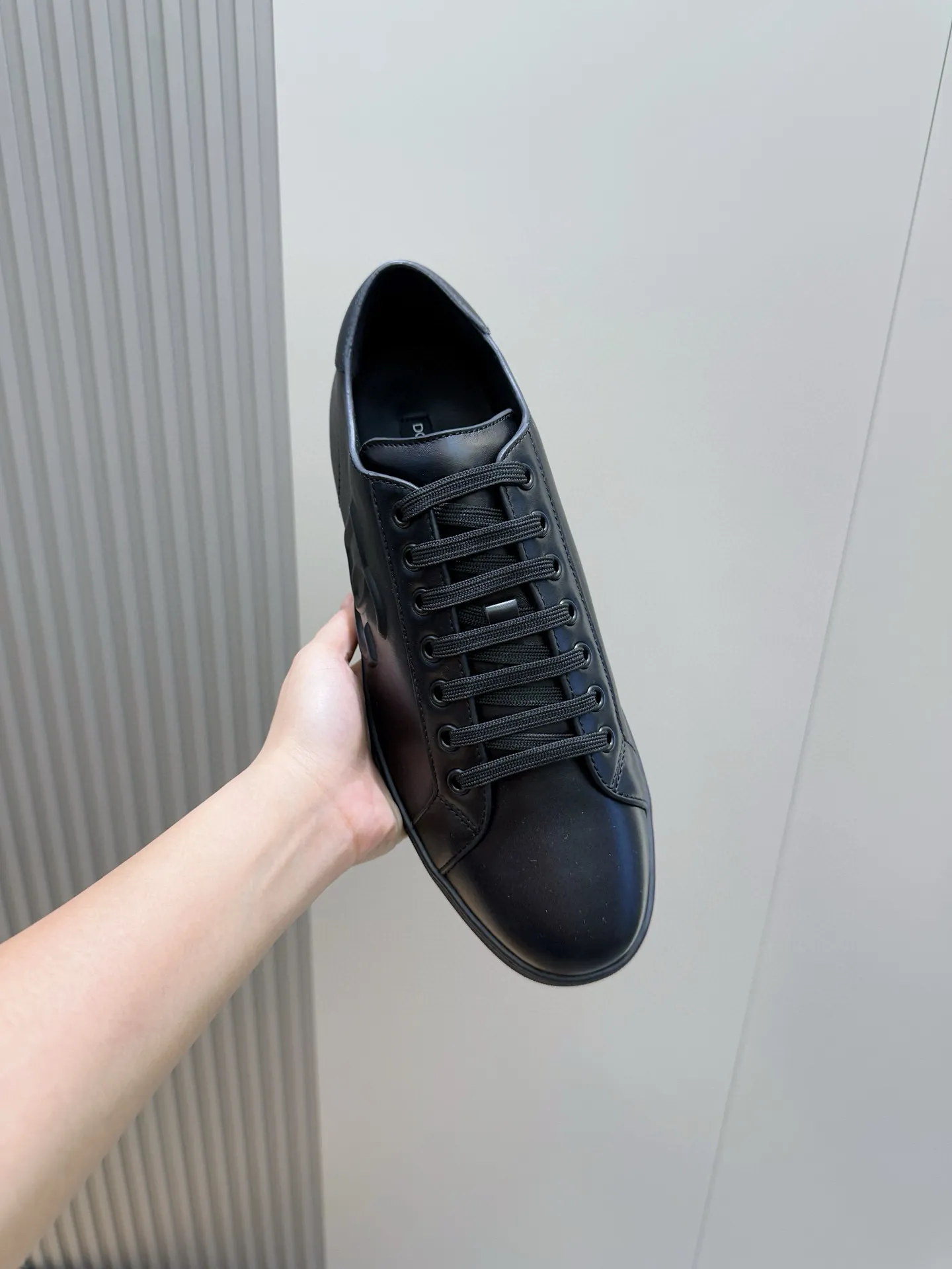 Men's Men's Shoes💰400 [New Style]🐏🐏DG men's calfskin sneakers Portofino Yacht shoes, simple and versatile design, unique saddle leather soles. The Dolce &G logo rear wing is the icing on the cake. Imported cowhide + rubber outsole Size: 39-44 (customized at 38.45)